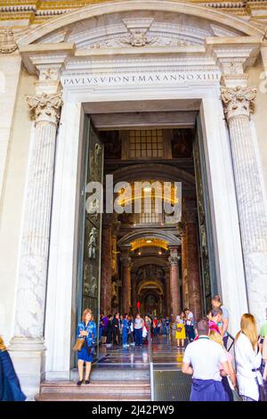 Eingang zum Petersdom aus dem langen Portikus oder `narthex`, wie er gelegentlich in italienischen Kirchen gefunden wurde. Teil des Maderno-Designs,Vatikan Stockfoto